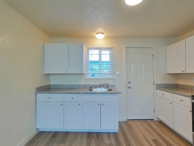Building Photo - Comfortable 1 Bedroom Townhouse ~ South Corvallis