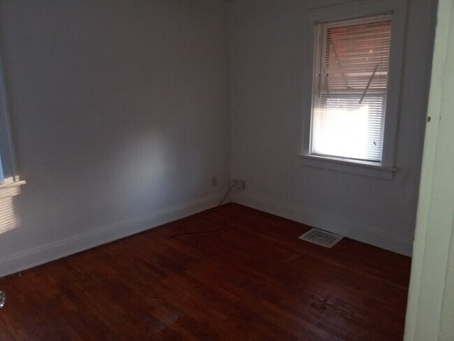 Foto del edificio - 4864 Calvin Ave