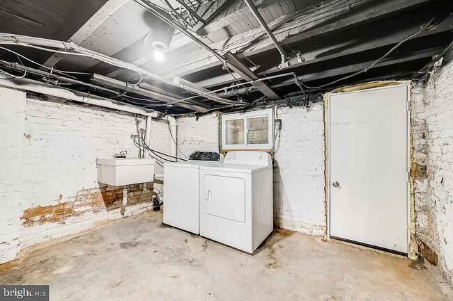 Building Photo - 315 S Newkirk St