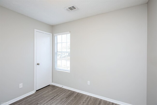Foto del edificio - 3090 Berkshire Manor Dr