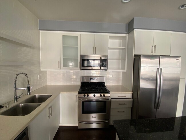 Foto del edificio - Charming 2-Bed / 2.5-Bath Townhouse in the...
