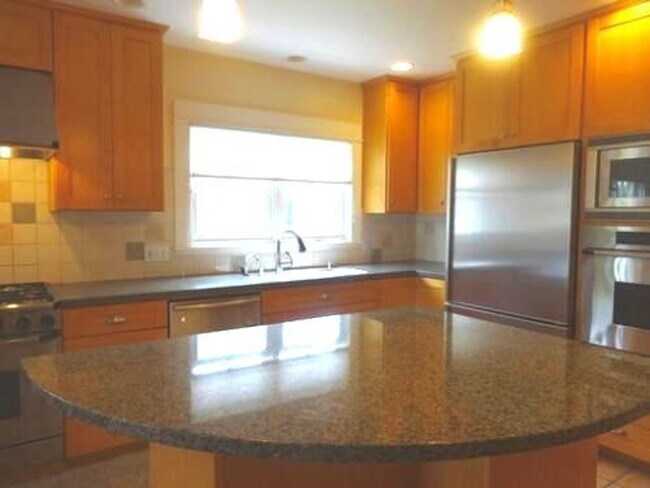 Foto del edificio - Spacious 3-Level Home Overlooking Magnuson...