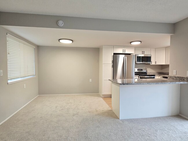 Building Photo - Spacious Top Floor Condo with Bonus Room, ...