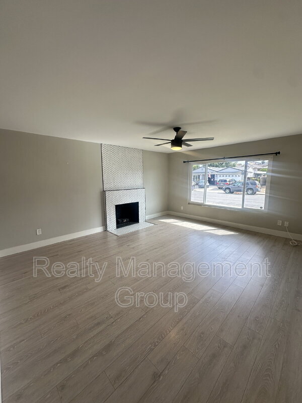 Building Photo - 744 Saugerties Ave