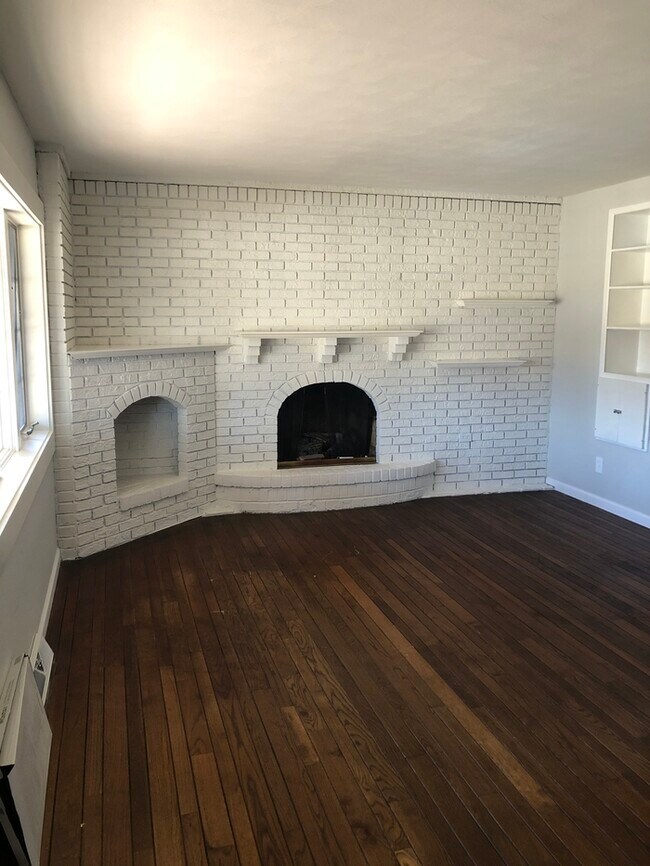Building Photo - Renovated Rent to Own home in Belleville!