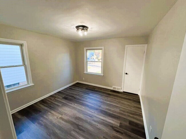 Foto del edificio - 4-Bedroom Home with Finished Basement & Mo...