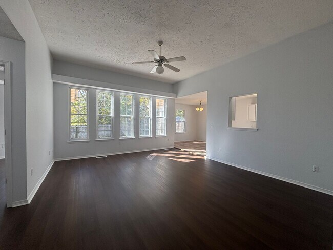 Foto del edificio - Beautiful 3 bedroom 2 bathroom 2 car garag...