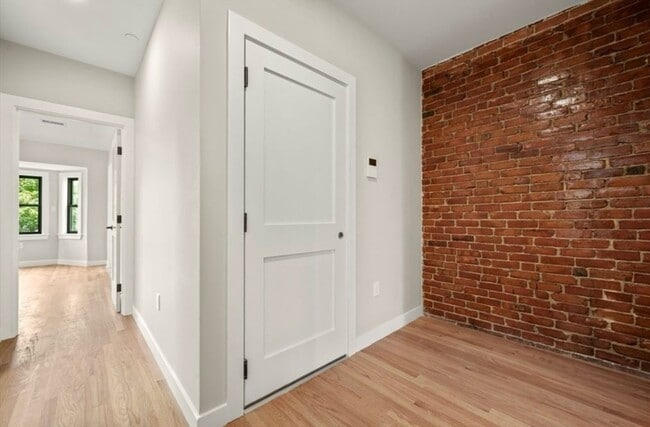 Building Photo - 543 E 7th St