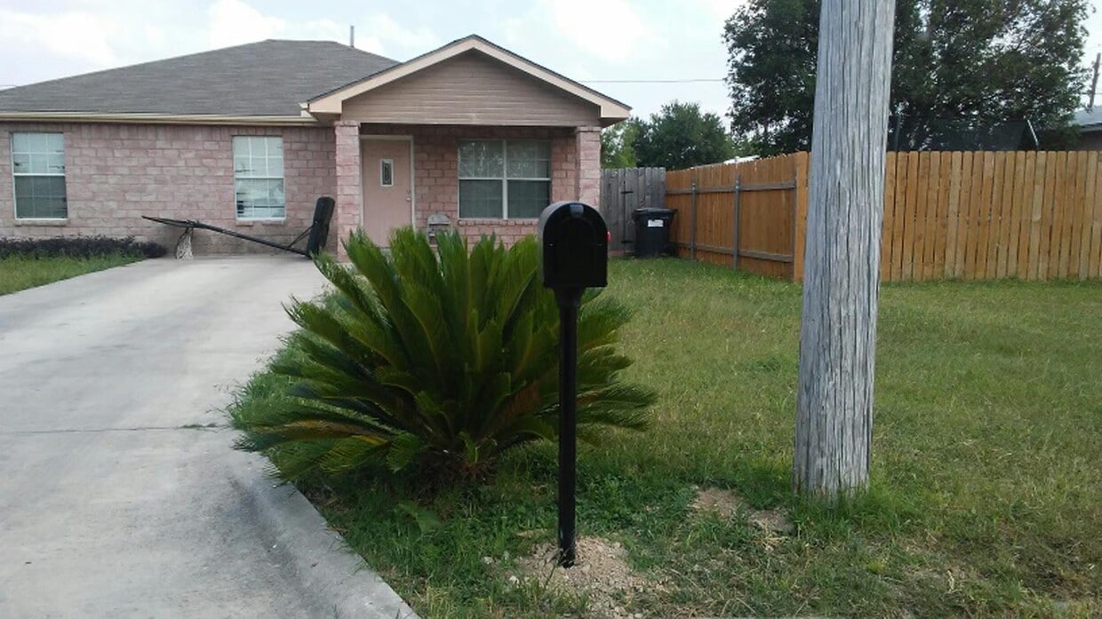 Primary Photo - 817 E Gutierrez St