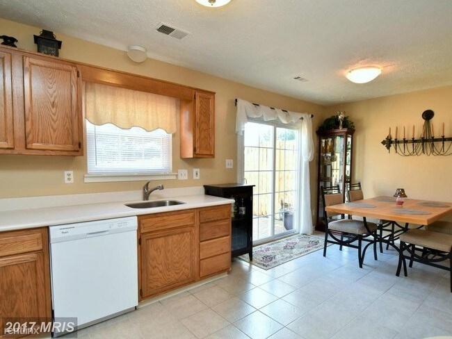 Building Photo - 3 br, 1.5 bath Townhome - 525 Georgetowne Ct