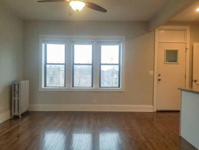 Foto del edificio - 2211 W Foster Ave