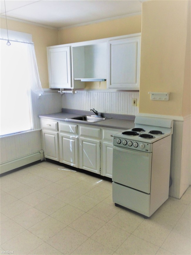 Building Photo - 1 br, 1 bath  - 111 Holl St