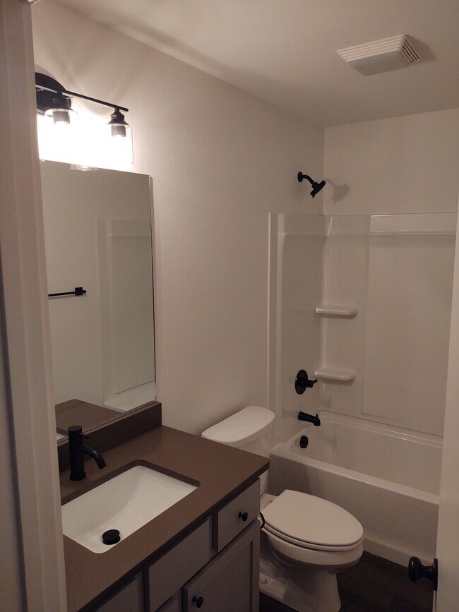 Full bath - 410 E 21st St
