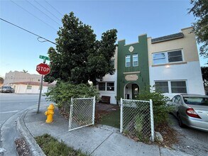 Building Photo - 1700 SW 10th St