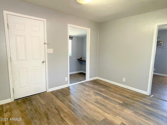 Foto del edificio - 9028 N 11th St