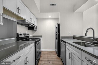 Building Photo - 303 Vine St