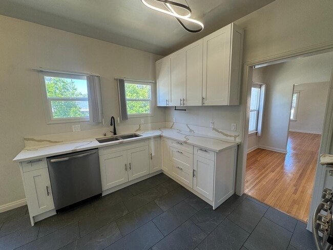 Building Photo - 467 N Orange Grove Ave