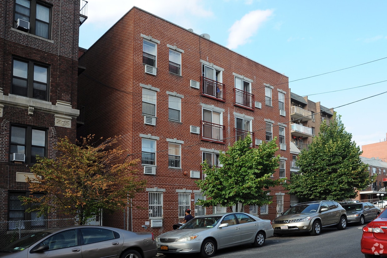 Building Photo - 144-13 Barclay Ave