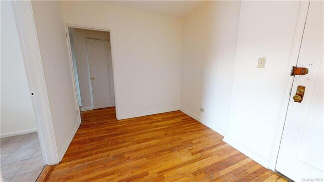 Foto del edificio - 105-37-105-64 64th Ave