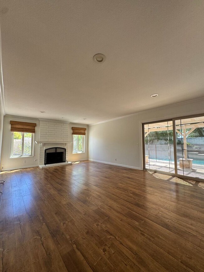Building Photo - Light-Filled Home with Resort-Style Backyard in Thousand Oaks