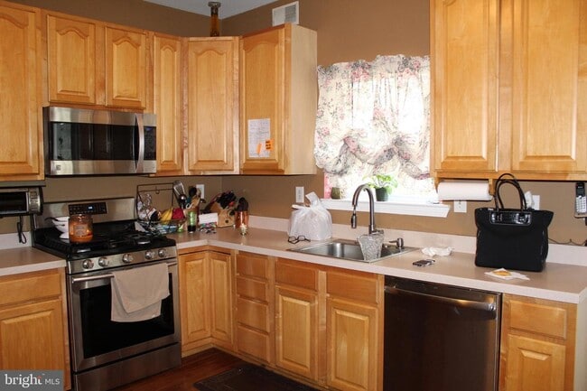 Building Photo - 446 Lake Barnegat Dr N