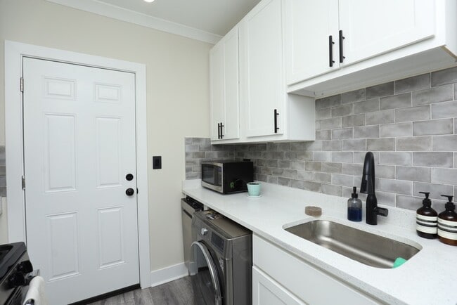 Building Photo - 3821 N Greenview Ave