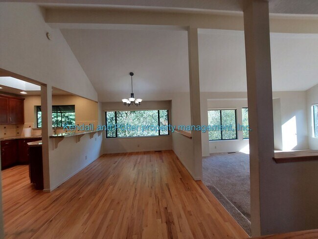 Building Photo - Spectacular 4 bed/3.5 bath Large Home In R...
