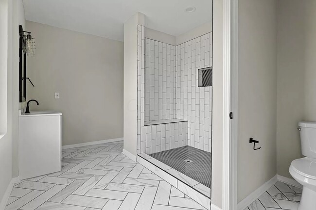 Building Photo - 534 Oakwood Ave