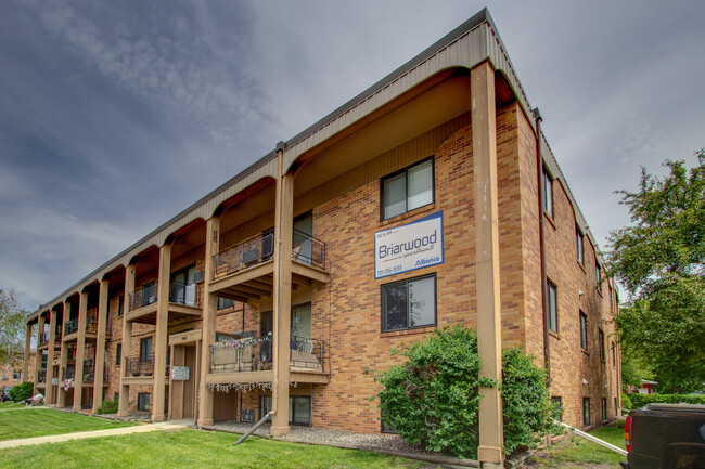 Madera de brezo - Collective Apartments in North Fargo