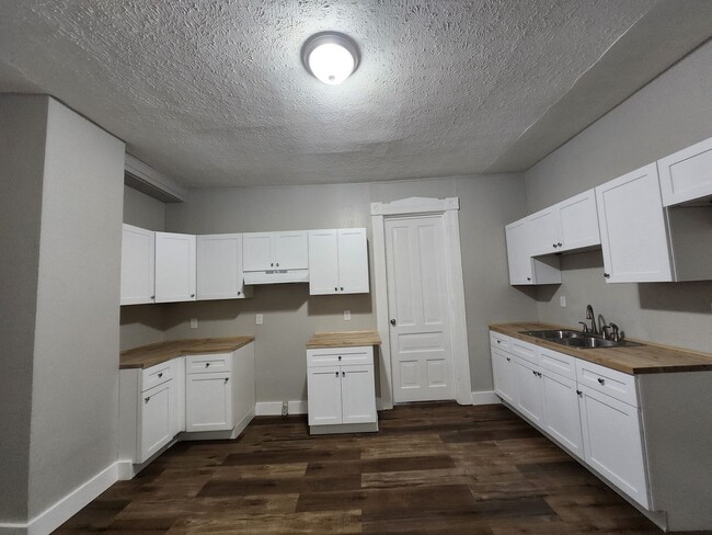 Building Photo - Large 4/5 Bed 2 bathroom single family hom...