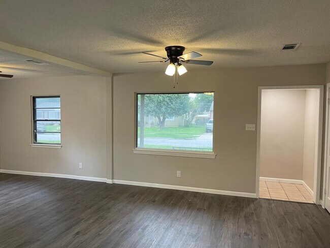 Building Photo - 215 Collins Dr