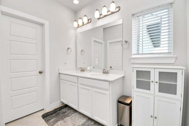 Foto del edificio - 8213 Rising Stream Dr