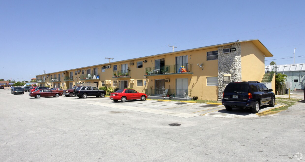 E40th St - 850-880 E 40th St