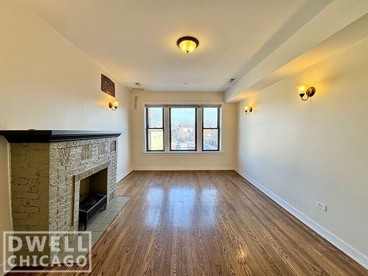 Foto principal - 2432 N Milwaukee Ave
