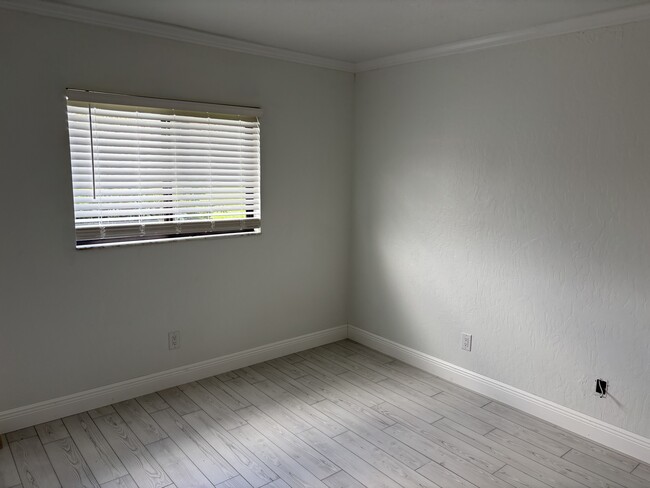 Building Photo - 1704 University Ln