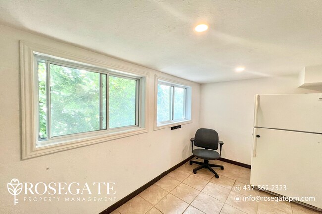 Building Photo - Cozy 2+Den Apartment | Great Layout & Loca...