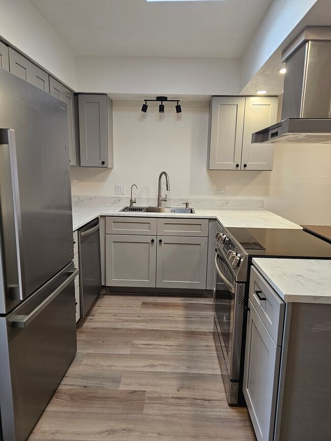 Building Photo - FRESHLY REMODELED!
