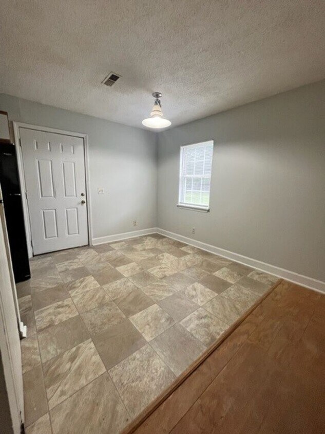 Primary Photo - 2 bedroom 2 bath house available