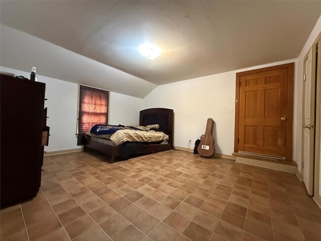 Building Photo - 231 E Live Oak St