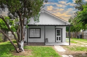 Building Photo - 606 E Kelly Ave
