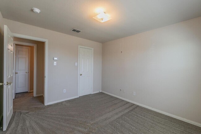 Foto del edificio - Spacious 4 bedroom 2.5 bath in Wllowstone ...