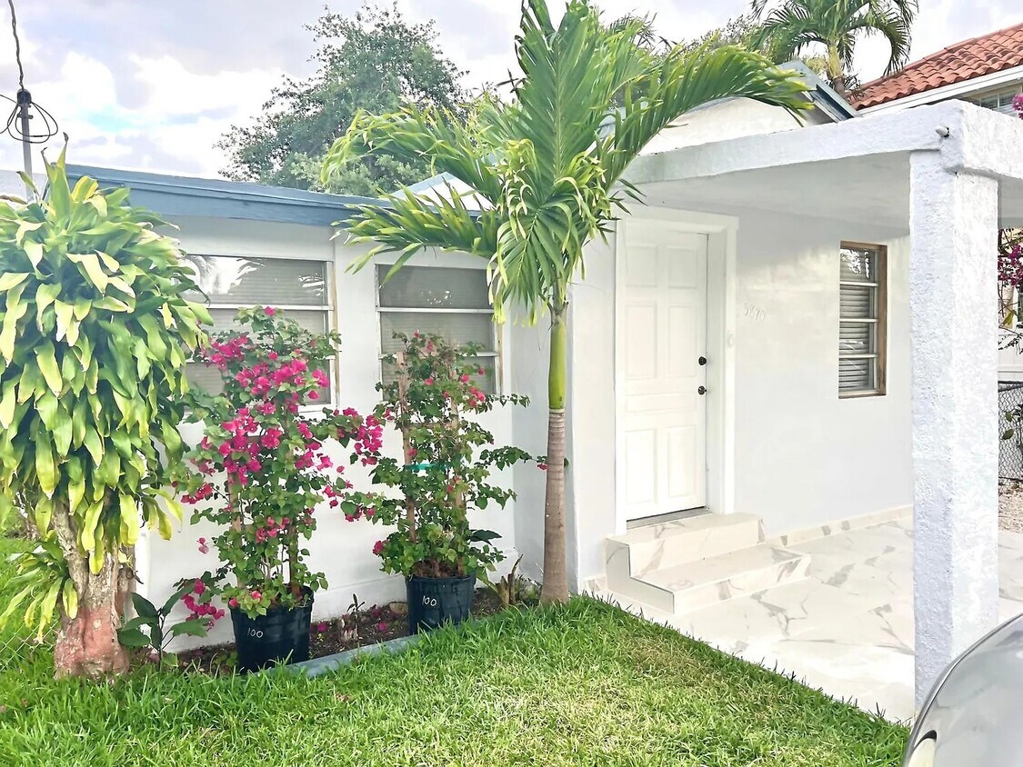 Foto principal - 5870 SW 20th St