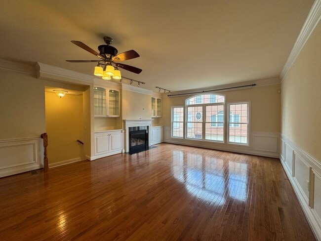 Building Photo - Gorgeous 4 Bed 3 Bath End Unit Brick Townh...