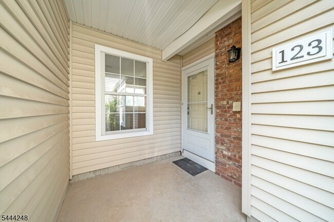 Building Photo - 123 Harrow Dr