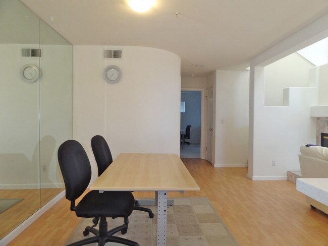 Building Photo - 994 Alpine Ter