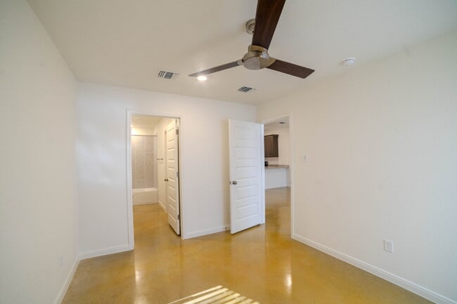 Foto del edificio - "Newly-built 3-Bed, 2-Bath Duplex on Switc...
