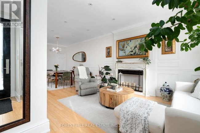 Photo du bâtiment - 698 Adelaide St W