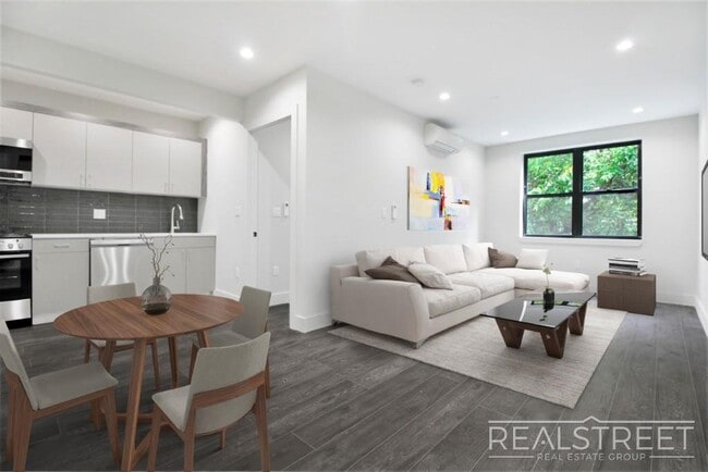 Building Photo - NO FEE! Grand Spacious 2 Bed in Prime Crown Heights