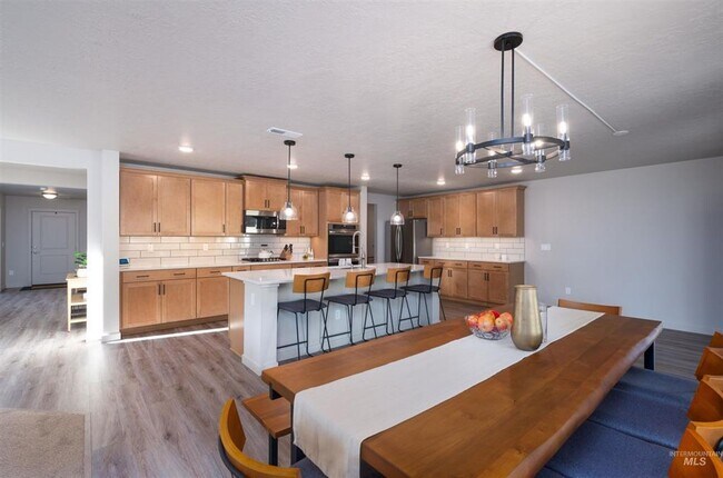 Building Photo - Spacious Modern Home w/Open Floor-Plan