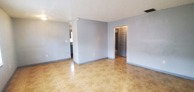 Building Photo - 2420-2422 Chestnut Woods Dr